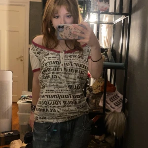 Dolce & gabbana t-shirt - Super fin t-shirt med guldiga knappar och råsa glittriga kanter💖