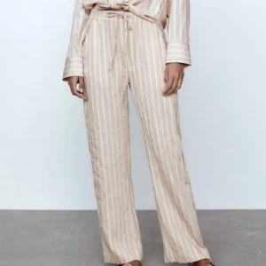 Randiga linnebyxor - Så fin randig strukturbyxa från Zara som tyvärr har blivit för liten för mig 🤍