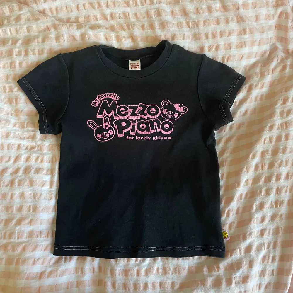 Suuper söt tröja från Mezzo Piano! Liten i storleken. Skriv om du har några frågor 💗. T-shirts.