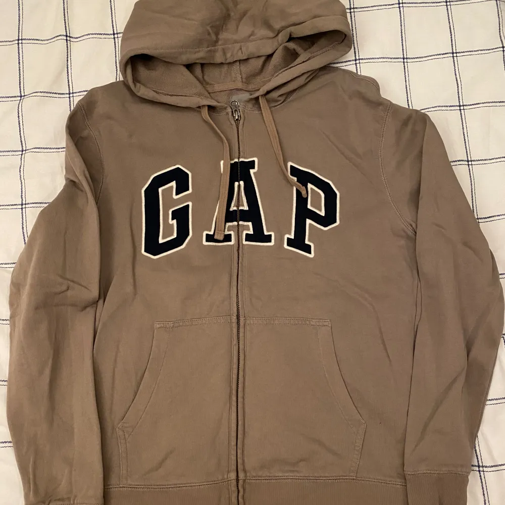 En zip upp hoodie från gap köpt på Boozt för 520kr den är i väldigt bra skick.. Hoodies.