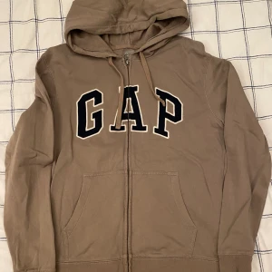 Zip upp hoodie gap - En zip upp hoodie från gap köpt på Boozt för 520kr den är i väldigt bra skick.