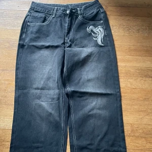 Jeans - Y2k liknande jeans jag aldrit använt, ej min stil längre.