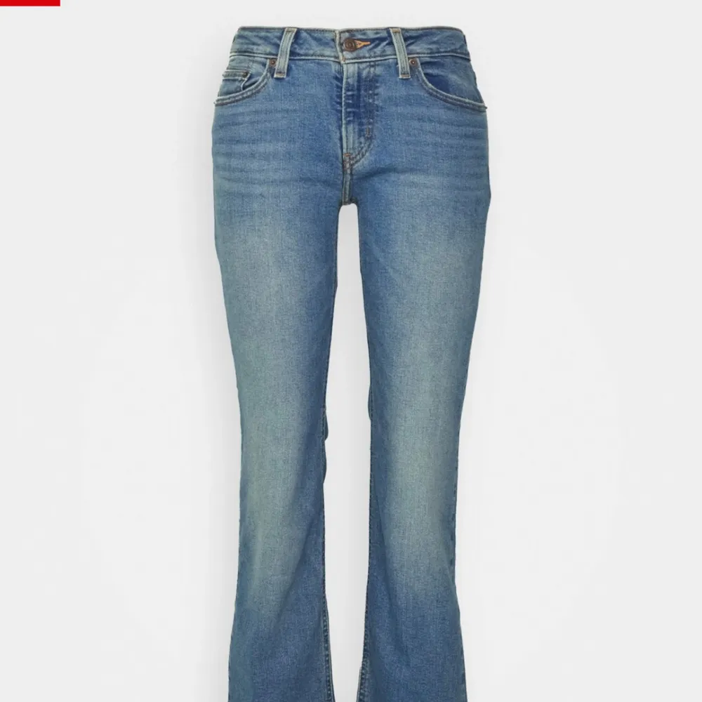 ”Superlåga jeans med rak passform” från Levis, lågmidjade o superfina, knappt använda så nyskick 🫶🏼 storlek 27x34, nypris: 900. Jeans & Byxor.