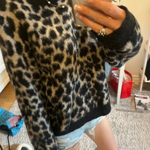 Stickad tröja  - Säljer denna fina stickade tröjan med leopardmönster från Nakd❤️🫶🏼
