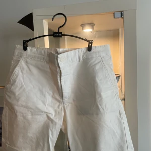 Chinos shorts - Tjaabba!   Säljer ett par schyssta vita chinos shorts. Sparsamt använda, inga fläckar.  Storlek M  Nypris 699:-