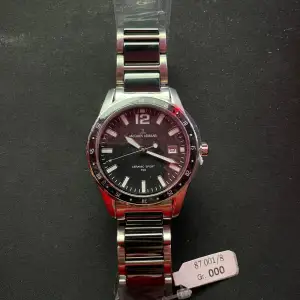 Ny Jacques Lemans klocka som aldrig är använd, köpt på auktion men vet inte vart lådan kan vara. En helt ny går för ungefär 3000kr. Det är en modell 1-2137 i silver och det finns 87 001 av denna klockan. Denna klockan är den 8 000:e som är gjord.