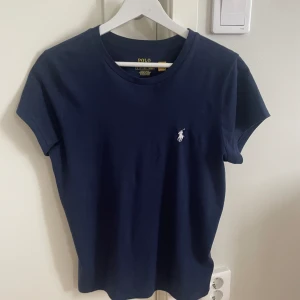  ralph lauren tröja  - säljer denna jättefina och snygga tröjan, använd max 2 gånger så i otroligt fint skick. 🥰 Storlek S men passar XS också, nypris: 900kr. mitt pris: 500kr, kan sänka priset till 450 vid snabb affär