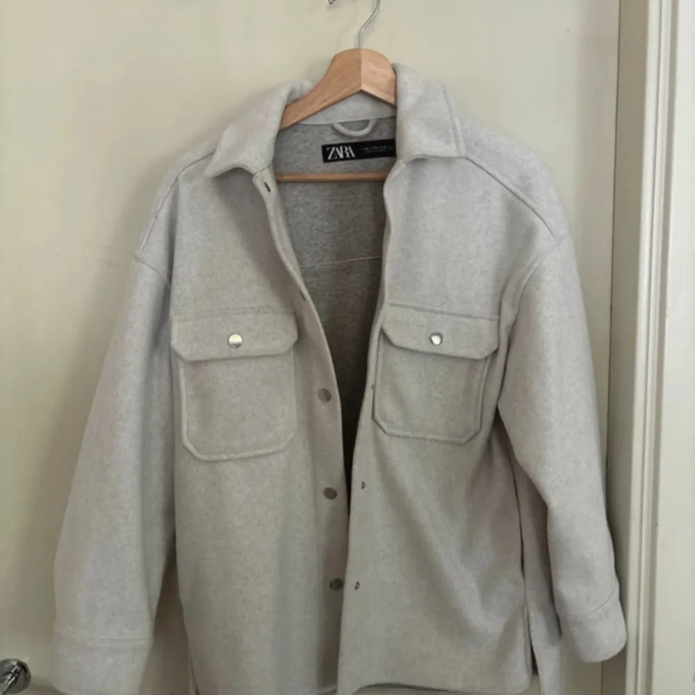 En grå kappa ifrån Zara i storlek XS, men kan också passa S. Väldigt bra skick, knappt använd och som ny 💕. Jackor.