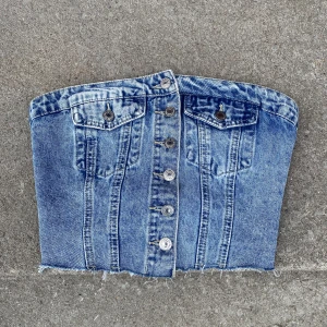 Jeanstopp - En Jeanstopp (tubetopp) från Zara. Toppen är i storlek XS. Den är nästan helt ny och har inga defekter eller tecken på användning. Nypris: 329kr. Perfekt till sommaren. Pris kan diskuteras. 