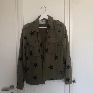 Super fin jacka  - Super fin jacka från ciminy Paris,använd ett par gånger men är i super bra sjik.och är i storlek S