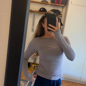 Grå tröja  - Långärmad grå tröja från lager 157. Storlek XS (passar även mig som har S) går att ha på båda hållen. Använd en gång och inga defekter 