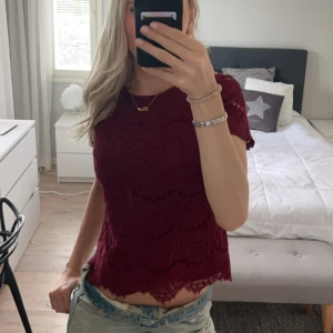 Pitsi T-paita ❤️ - Ihana tummanpunainen pitsi t-paita ostettu Amerikasta❤️ En ole käyttänyt itse kertaakaan, eikä paidassa ole mitään vikoja!🥰 Menee todella hyvin koolle S ja M Paina osta nyt❤️ 