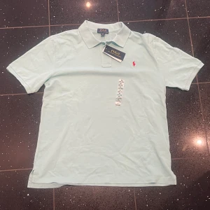Ralph Lauren tröja  - Tja säljer en helt ny Ralph lauren tröja som är turkos. Bara att höra av om ni har några frågor. Storlek xl (18-20) år passar mig som vanligtvis brukar ha medium. 