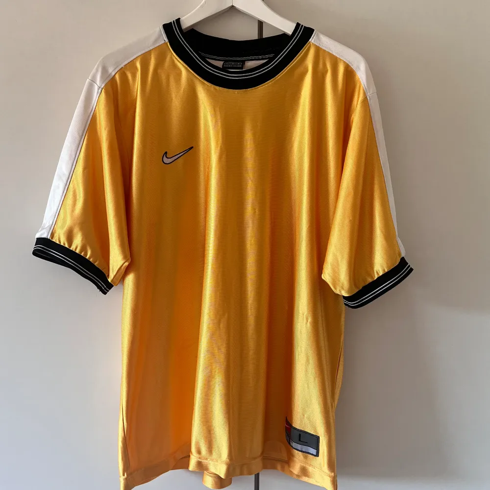 Nike t-shirt i en härlig gul färg! Perfekt till sommaren! 💛. T-shirts.