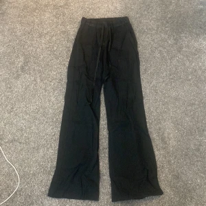 Svarta linnebyxor  - Svarta linne byxor från fruggo med fickor fram. Storlek S men skulle säga att dem mer är dom en XS. Perfekta nu till sommaren.