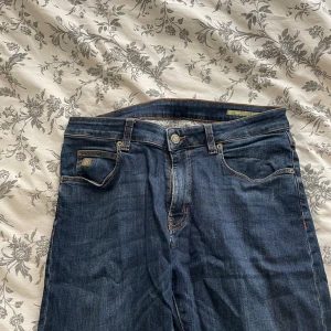 Hansen och Jacob ”Cape town”, storlek 32/32 - Jeans, av varumärket ”Hansen och Jacob”, i modellen ”Cape town”, säljes med bakgrund till för liten storlek. Varan är i gott skick och sparsamt använd.   Pris: 450kr