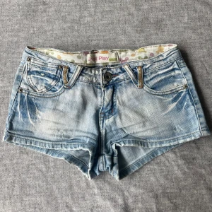 Lågmidjade jeansshorts! - Såå fina lågmidjade jeansshorts!! Passar XS/S