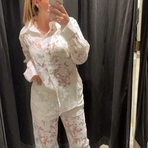 Spets skjorta och byxor  - Intressekoll på detta snygga slutsålda sett från Kappahl.  Använd en gång 