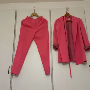 Vacker rosa kostym i väldig behaglig tyg. Italienska märket och kvalitet  