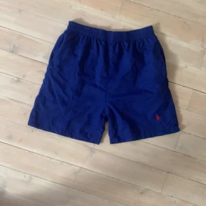 Polo ralph lauren badbyxor - Badbyxor av märket polo ralph lauren. Använd endast ett par gånger. Säljer då dem är lite stora på mig som är  185/ 70 kg