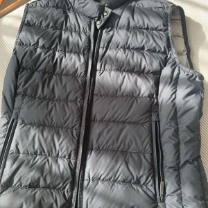 Parajumper väst - Säljer min pjs väst som jag inte längre kmr till användning av den är helt nytt skick som man ser på bilden den är väldigt använd bar har inne fickor och ute fickor perfekt förvaring köpt på Nk för 3,500 men säljer för 2,600 priset går att diskuteras