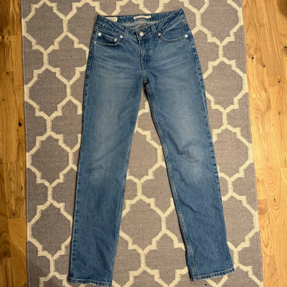 Lågmidjade jeans från Levis. Endast använda vid tre tillfällen. Som nya! Passar xs och s. Storlek 24. Köpta för över 1000 kr . Jeans & Byxor.