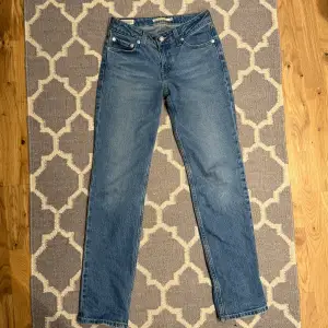 Lågmidjade jeans från Levis. Endast använda vid tre tillfällen. Som nya! Passar xs och s. Storlek 24. Köpta för över 1000 kr 