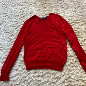 Röd Ralph lauren tröja - Säljer denna Ralph lauren tröja pga att den var för stor. Säljer billigt för skicket inte är det bästa (begagnad skick)