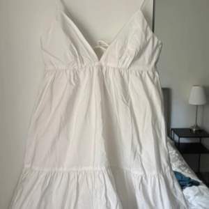 Jättefin vit klänning i storlek xs men passar s också. Perfekt nu till sommarn, skolavslutningen eller student
