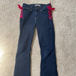 Jeans med snörning - Säljer mina så snygga jeans med snörning där uppe💕