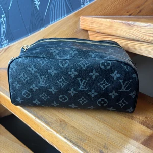 Louis Vuitton necessär  - Snygg toilrety bag från Louis Vuitton. Sparsamt använd. 