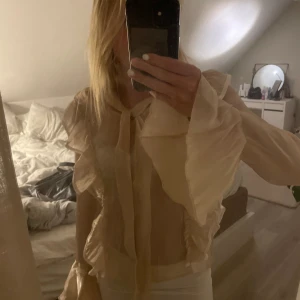 Fin Blus nyskick  - Beige blus från shk Paris, nyskick och aldrig använd 