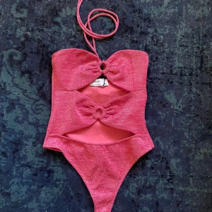 Glittrig rosa body - Söt body från Berska!!! Perfekt för sommarfest!