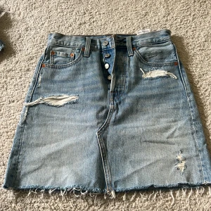 Blå Levis jeanskjol - Säljer nu denna super snygga blåa Levis kjol!!  Väldigt fint skick, storlek 24✨ Köparen står för eventuell frakt❣️