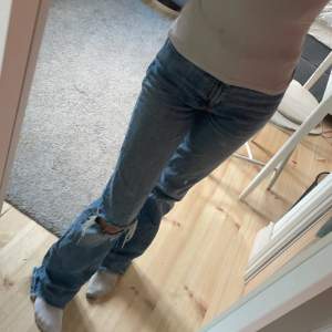 Jätte fina jeans från Gina tricot. 💕 säljer efter som dom inte kommer till så mycket användning. Säljs inte längre! Köpte dom för 600kr. Knappt använda😊