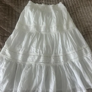 Vit långkjol med broderi - Säljer denna jätte snygga långkjol från pepe jeans 