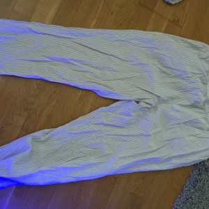 Randiga pyjamas byxor  - Aldrig använda. Väldigt sköna och mjuka. Köpta för 250kr säljer för 150kr. Bra passform. Bra i benlängd (172cm) Skriv till mig om du är intresserad 