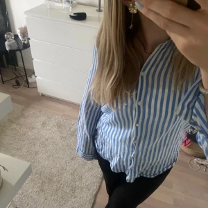 Randig skjorta - Blårandig skjorta strl XS, oversize passform så passar även S från H&M. Pris: 55 kr - diskuterbart! 🌸