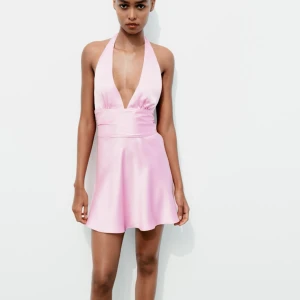 Rosa satinklänning - Intressekoll på denna superfina satinklänning från zara. Slut på hemsidan. 🌸💖💖