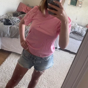 Rosa tröja från h&m - Jättesöt rosa t-shirt från h&m. Jättebra skick. Aldrig använd.