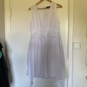Student klänning  - Säljer en jättefin studentklänning eller en vanlig vit klänning!  Liten volang och snöre som man kan knyta bak eller fram  Nypris: 499kr Mitt pris: 299kr