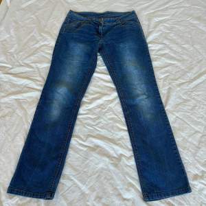 Sypersnygga lågmidjade jeans ! Jättefint skick. Midja rakt över 39 innerben 74,5. Fråga ej om bild på de är för småå!!💋💋 köp via köp nu direkt eller Swish. Kvar tills markerad som såld ❤️