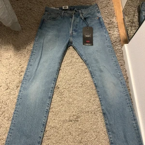 Levis 501 - Aldrig använd  Skick: 10/10 Storlek: 29/32 Pris kan diskuteras 