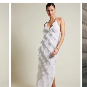 Vit klänning  - Intressekoll på denna snygga klänning från bikbok som släpptes i deras limited kollektion, aldrig använd och prislappen är kvar. 