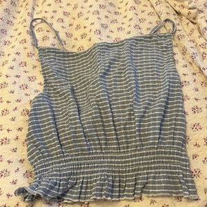 Sommartopp - aldrig använd, väldigt söt topp