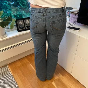 Vintage low waist Bootcut jeans  - Supersnygga utsvängda jeans med medellåg till låg midja 💕Modellen är 165💖storlek 27 (enligt lappen)💗