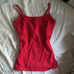 Linne - Linne från Race Marine, fint skick, sitter bra mot kroppen. Använd fåtal gånger, inga defekter. Köpt för ca 150kr. Säljer då den inte används, hör av dig vid frågor eller intresse💗säljer ett likadant i mörkblått💗