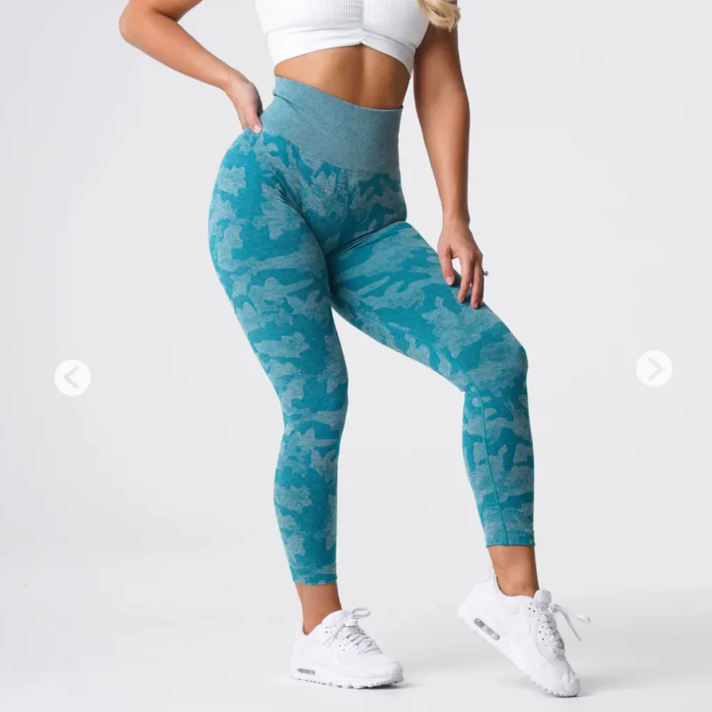 Nvgtn camo leggings  Storlek: Xs  (Passar även stl S, jag har i normalt fall enbart S)  Färg: Teal  Säljes för att jag måste rensa ut hemma. Har för mycket träningskläder! Alltså inga fel på dessa.  . Sportswear.