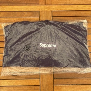 Supreme - Box Logo Hoodie (FW23) - 🏅Säljer en supreme box logo som släpptes FW23, är helt oanvänd 🧵 Small 🎨 Dark Purple 🗄️ Oanvända och kvitto finns såklart 💯  