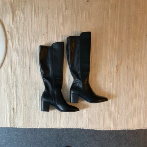 Höga stövlar (high boots)  - Snygga Höga svarta stövlar i läderimitation, storlek 39. Säljer då jag bara har använt de en gång men sen har de bara fått stå tyvärr. Bara att höra av sig vid frågor eller prisförslag 🥰